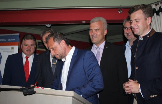 Minister Thorsten Glauber tägt sich in das Goldene Buch der Stadt Ludwigsstadt ein