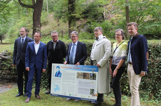 Gruppenbild mit Infotafel